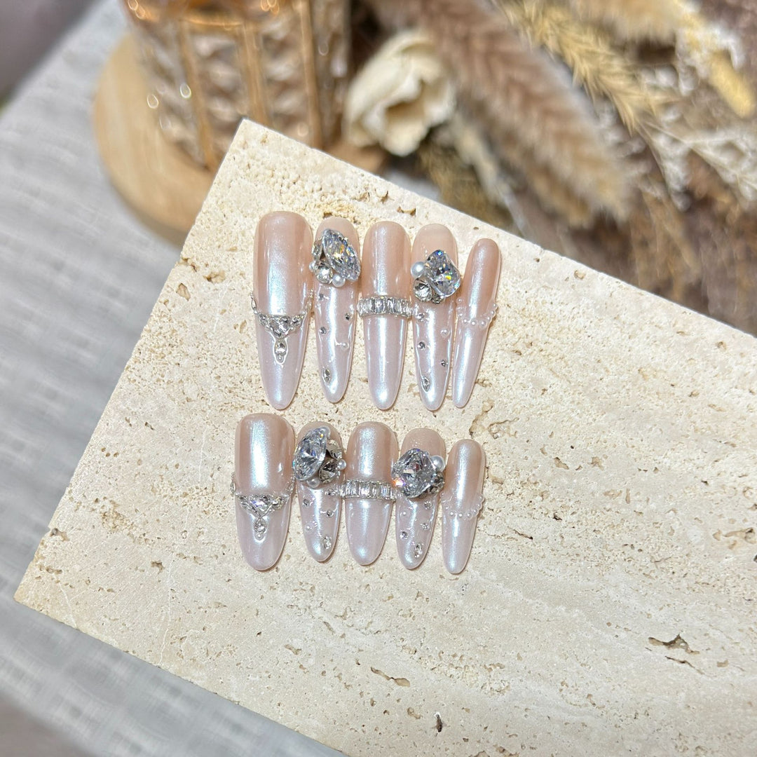 Dekoratives Stiletto-Nagelspitzen-Set mit Edelsteinakzenten Karnz