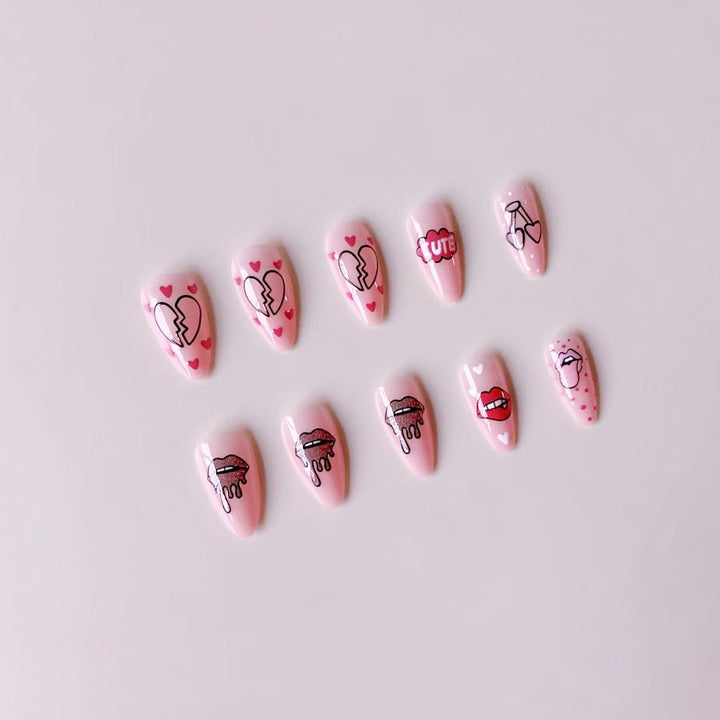 Kunstnagelset mit verspielten Lippen- und Herzmotiven Karnz