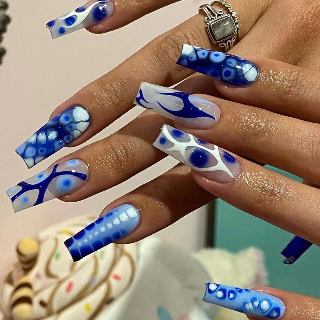 Kunstvolle Gel-Nägel mit modernem Farbdesign Karnz