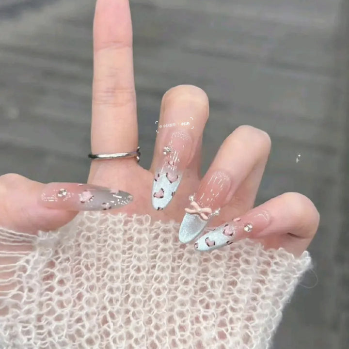 Künstlerisches Press-On-Nageldesign mit floralem und edelsteinbesetztem Akzent Karnz
