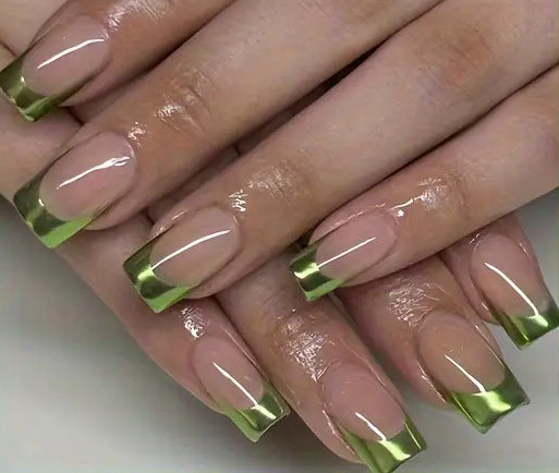 Acryl-Nagelvergrößerungen mit eleganten französischen Spitzen Karnz