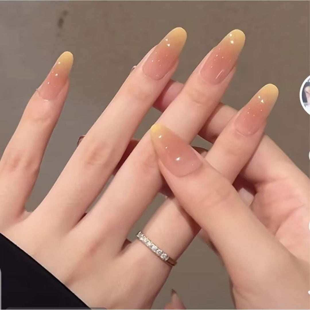 Kunstnägel mit Glamouröse Strassverzierungen Karnz