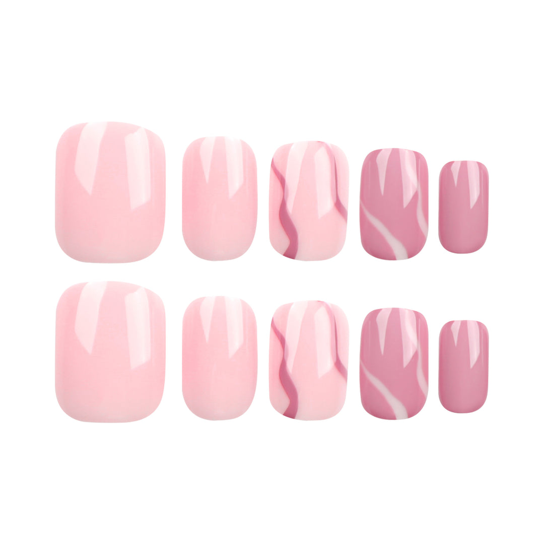 Kreative Nagelkunst mit Marmor-Design Karnz
