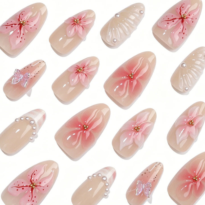 Kunstnagelset mit floralen Verzierungen und 3D-Akzenten Karnz