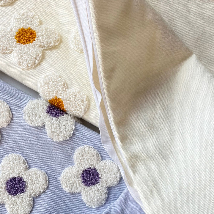 Quadratischer Zierkissenbezug mit handtuftetem Blumen‑Relief und Bouclé‑Applikationen Karnz
