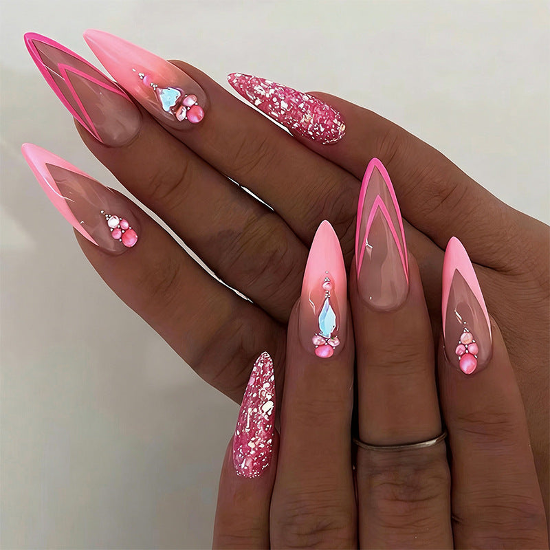 Kunstnagelset mit glamourösem Glitzer- und romantischen Blütenverzierungen Karnz