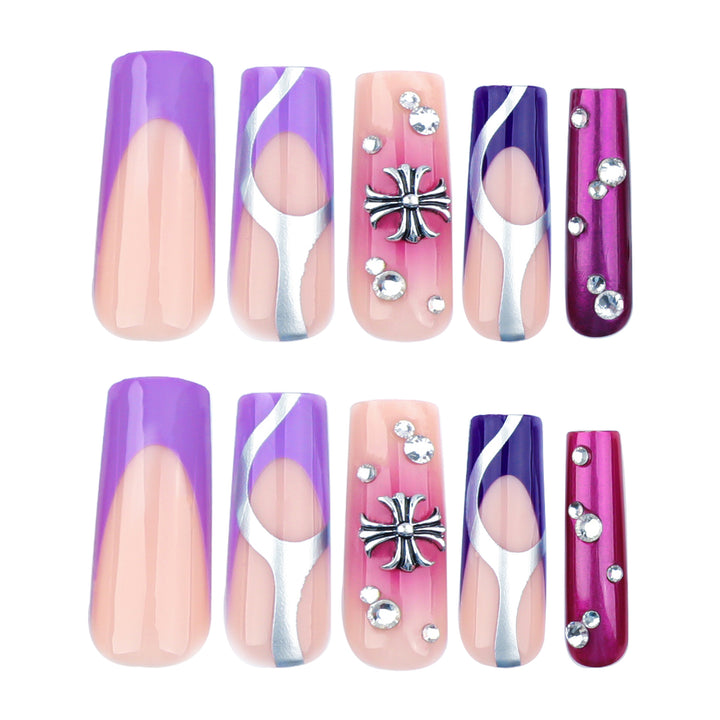 Kunstvolle Nagelverlängerungen mit Glitzer- und Blumenmotiven Karnz