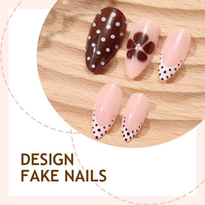 Kunstnagelset mit elegantem Punkt- und Blumen-Design Karnz