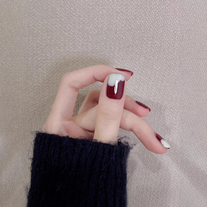 Künstlerisches Press-On-Nagelset mit einzigartigen Designelementen