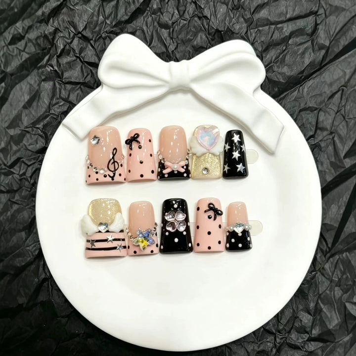 Dekoratives Press-On Nail Art Set mit einzigartigen Charms