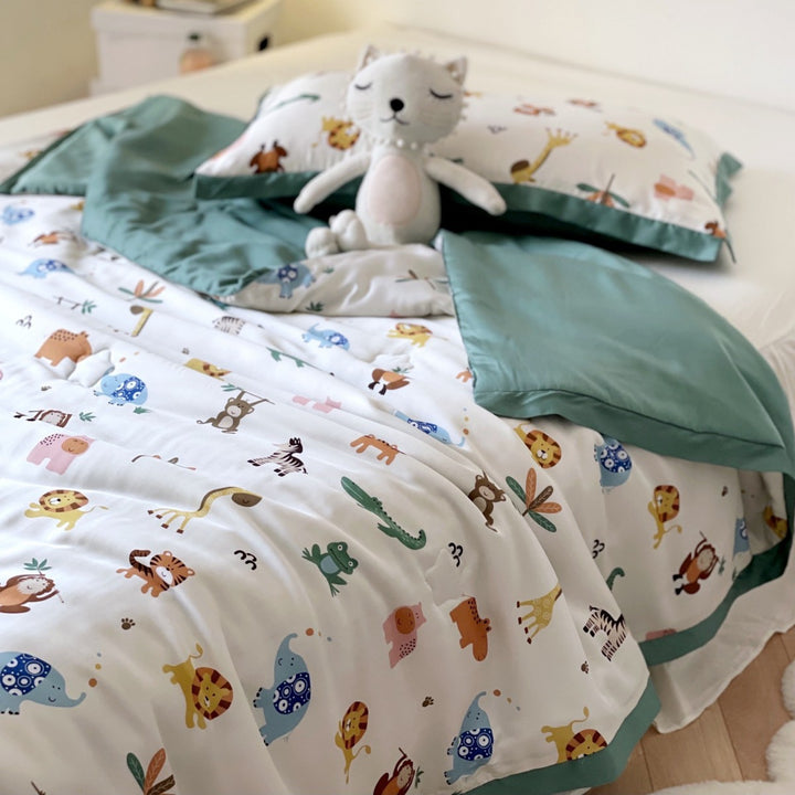 Kinder-Bettwäscheset aus Baumwollsatin mit verspieltem Safari-Tierprint und kontrastierter Saumkante