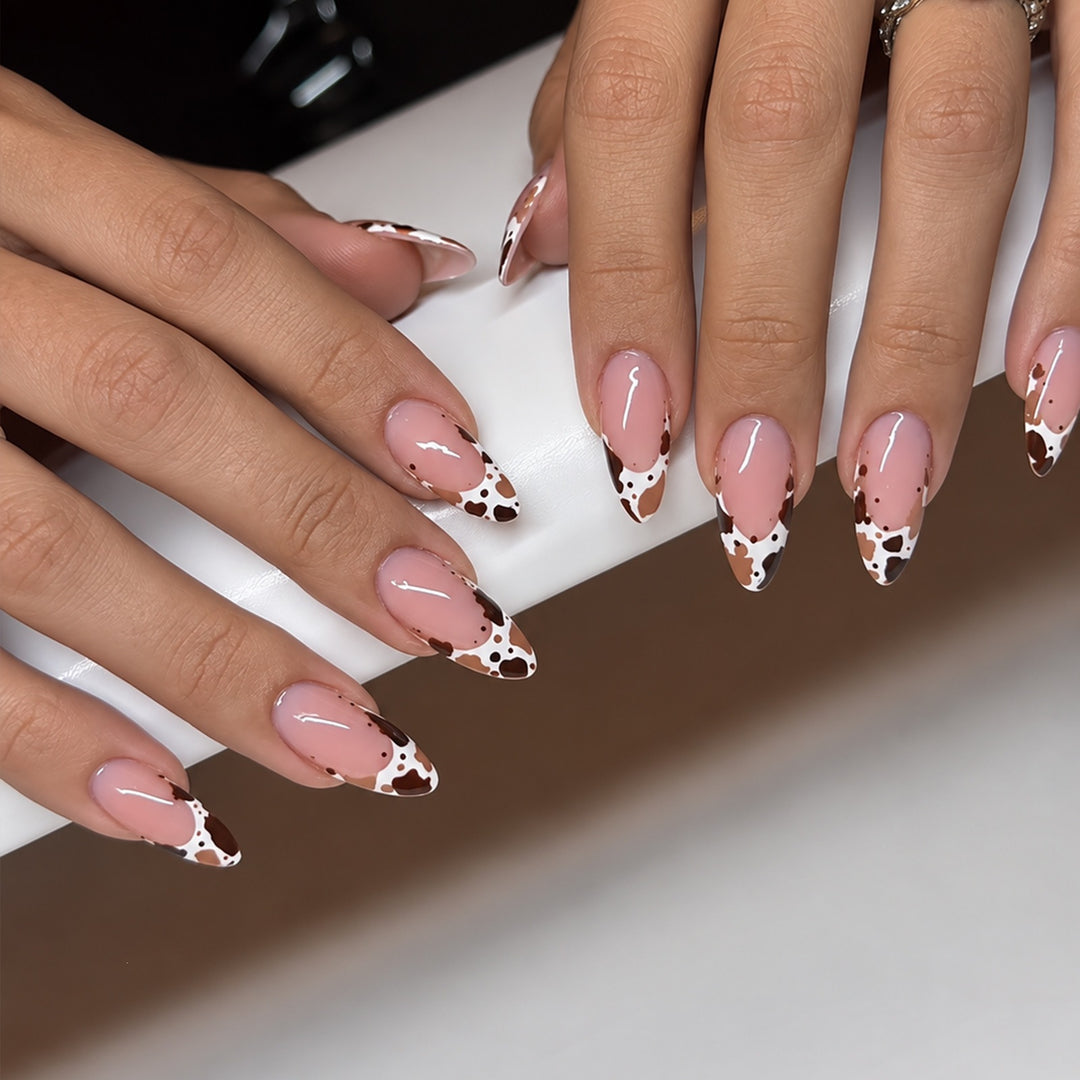Exquisites Kunstnagelset mit eleganten Kaffeeflecken-Design Karnz