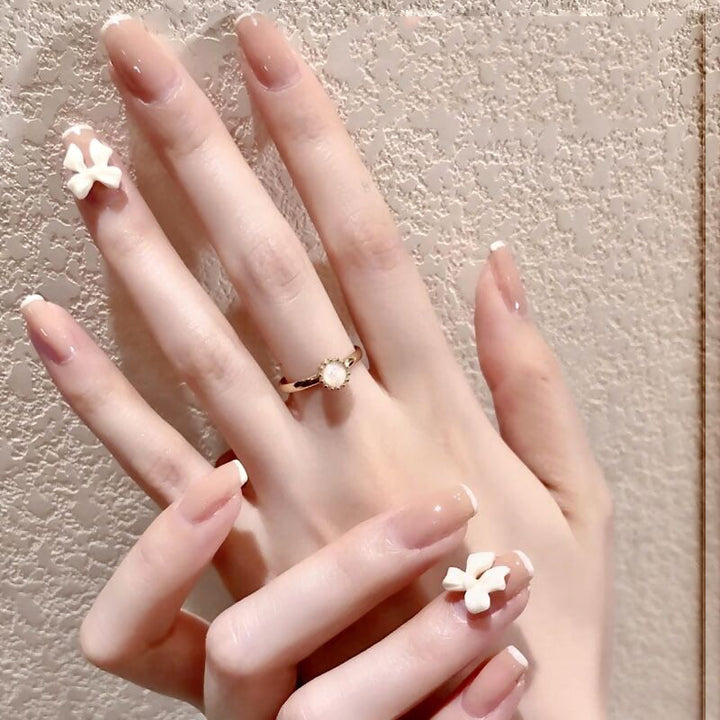 Kreatives Kunstnagelset mit Glitzer- und eleganten Muster Akzenten Karnz