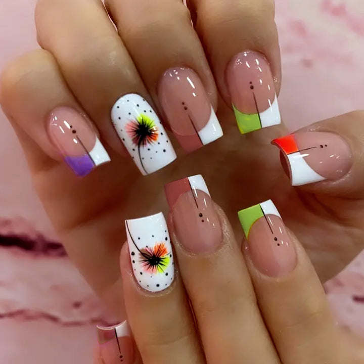 Kunstvolle Nagelkunst mit Farbverlauf und floralen Akzenten Karnz