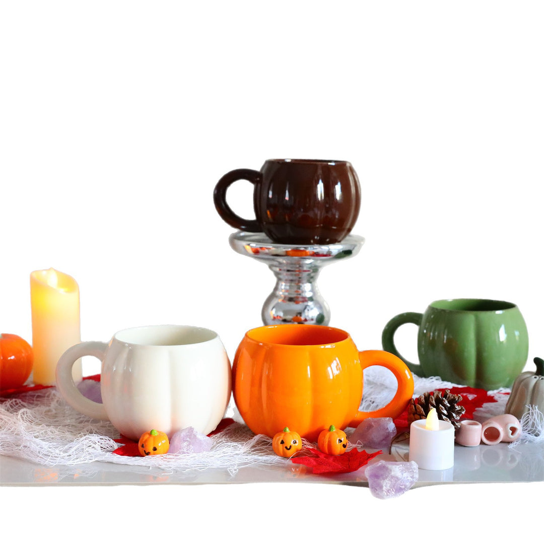 Keramikbecher mit ergonomischem Griff und geriffelter Ballonform