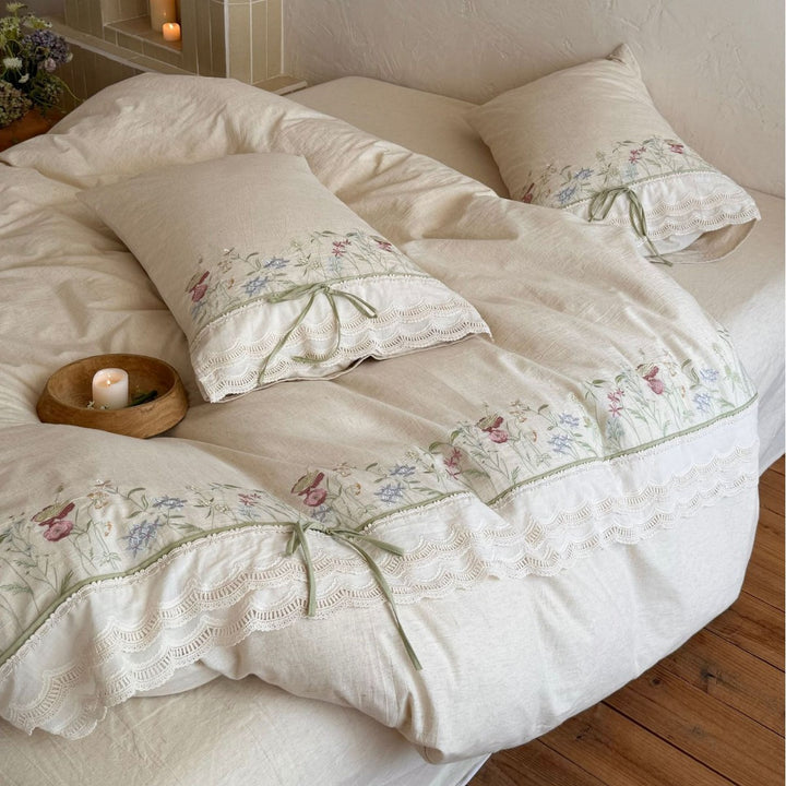 Gesticktes Leinen-Mischgewebe Bettbezug-Set mit gewelltem Spitzenbesatz und Krawattenverschluss-Kissenbezügen