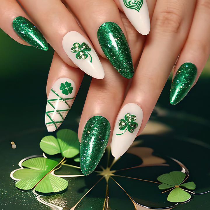 Glamouröse Stiletto Press-On Nagelkunst mit Glitter und Kleeblatt-Design Karnz
