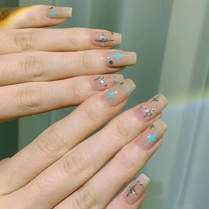 Kunstnagelset mit funkelnden Glitzer- und holografischen Akzenten Karnz