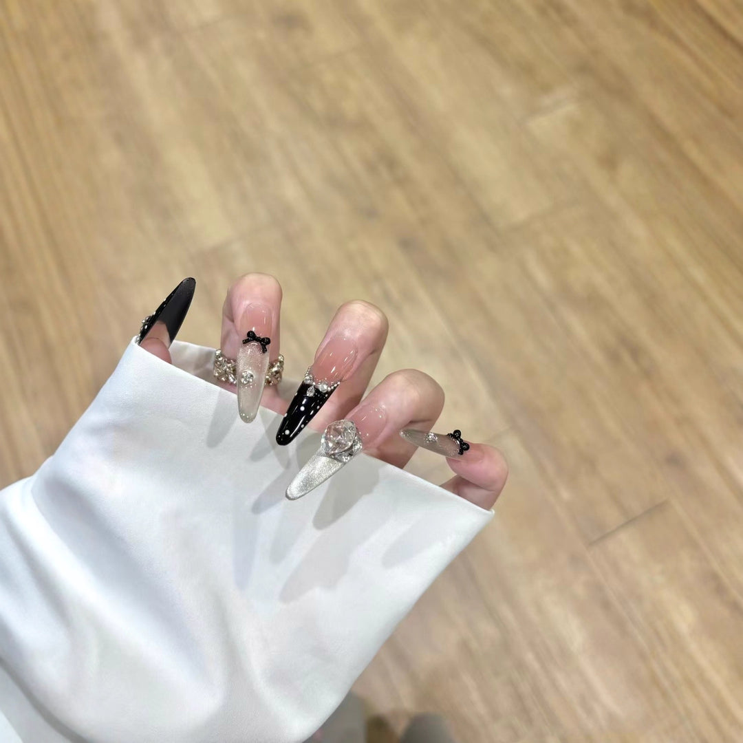 Dekorative Stiletto-Nagelerweiterungen mit Kristallakzenten