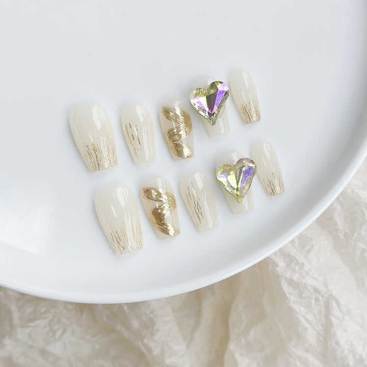 Glamouröses Nagelset mit dekorativen Akzenten