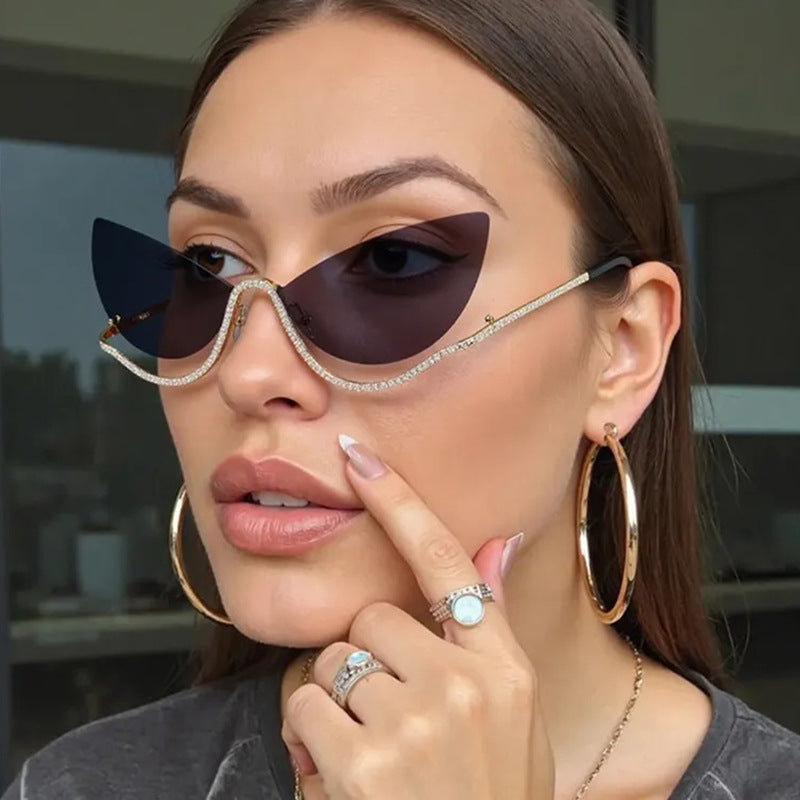 Damen extravagant geformte Cat-Eye Sonnenbrille mit funkelnden Applikationen Karnz