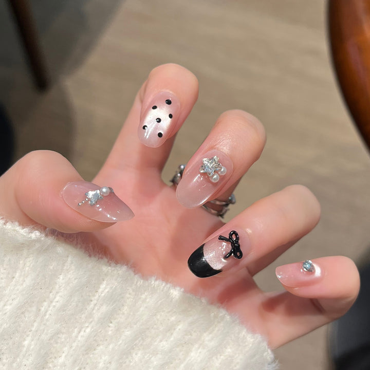 Dekorative Strass-Nagelkunst Karnz