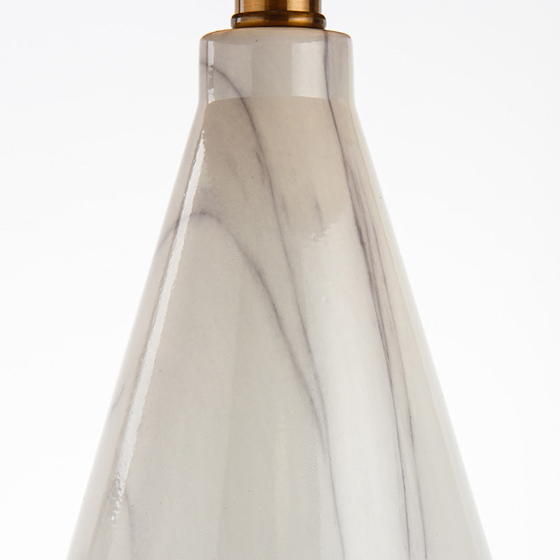 Elegante Tischlampe mit Marmorfuß und goldenen Akzenten