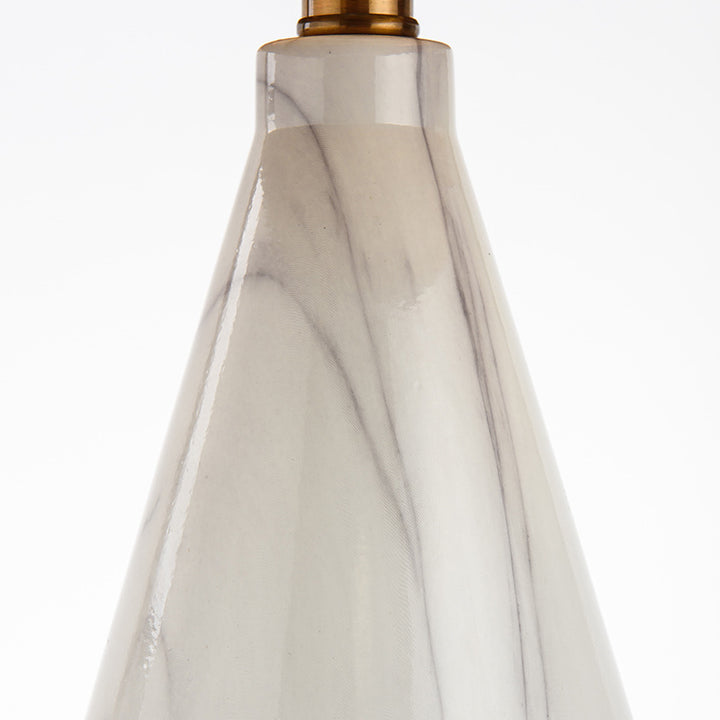 Elegante Tischlampe mit Marmorfuß und goldenen Akzenten