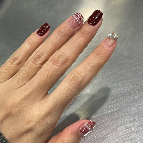 Elegantes Press-On Nail Design mit Glitzer und Edelsteinakzenten Karnz