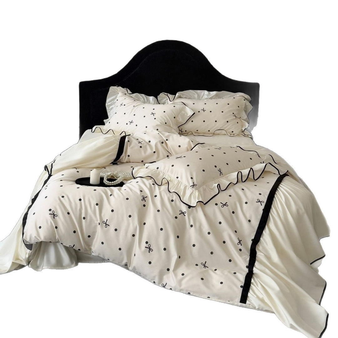 Rüschensatin-Style Polka Dot Bettbezug Set mit schwarzem Paspel