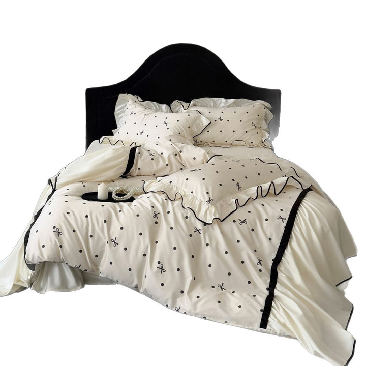 Rüschensatin-Style Polka Dot Bettbezug Set mit schwarzem Paspel