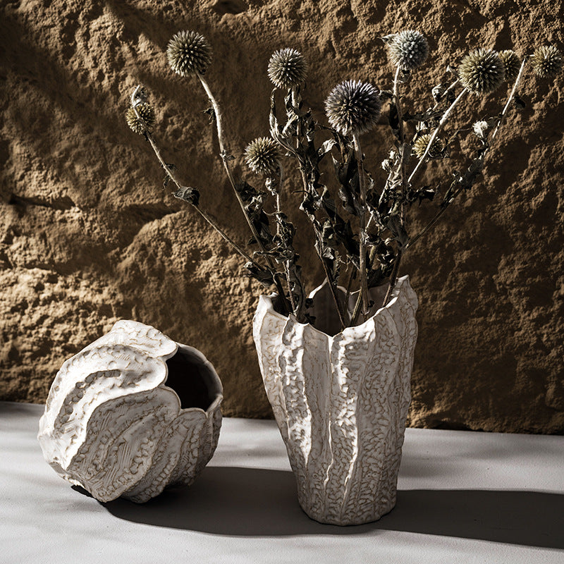 Dekorative keramische skulpturale Vase mit strukturiertem Rand und gewelltemRand