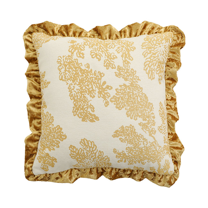 Quadratisches Dekokissen im Barockstil mit Samt-Rüsche und Putto-Jacquard