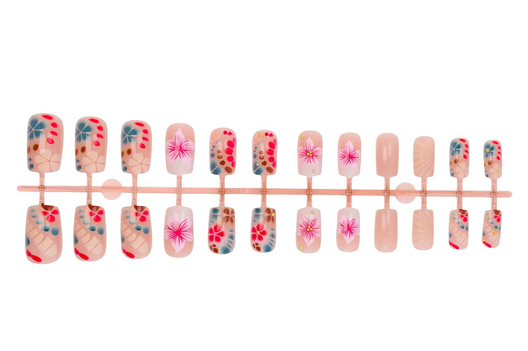 Kunstnagelset mit elegantem, floralem Design Karnz