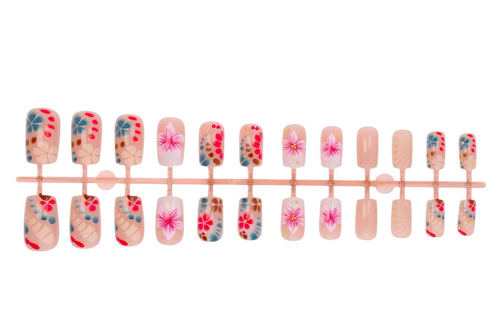 Kunstnagelset mit elegantem, floralem Design Karnz