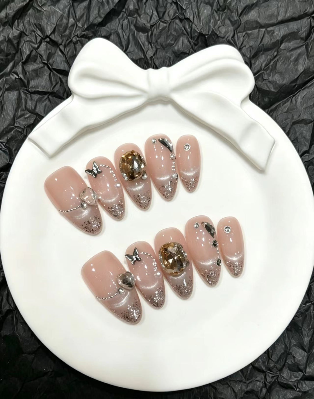 Glamorous Press-On Nail Set mit dekorativen Verzierungen
