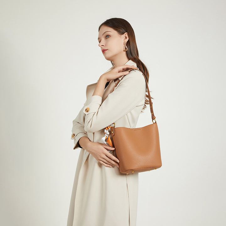 Texturierte Leder-Eimer-Tasche Karnz