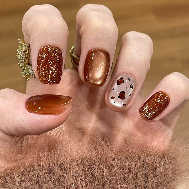 Künstlerisches Press-On-Nagelset mit glitzerndem und gepunktetem Finish Karnz