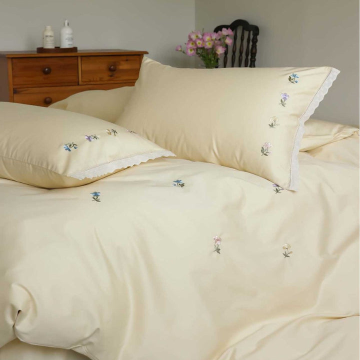 Besticktes Baumwollsatin-Bettwäsche-Set mit dezentem Blumen‑Streumotiv
