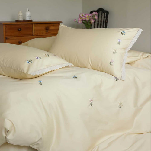 Besticktes Baumwollsatin-Bettwäsche-Set mit dezentem Blumen‑Streumotiv