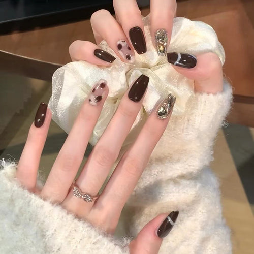 Kreative Gel-Nägel mit eleganten Akzenten Karnz