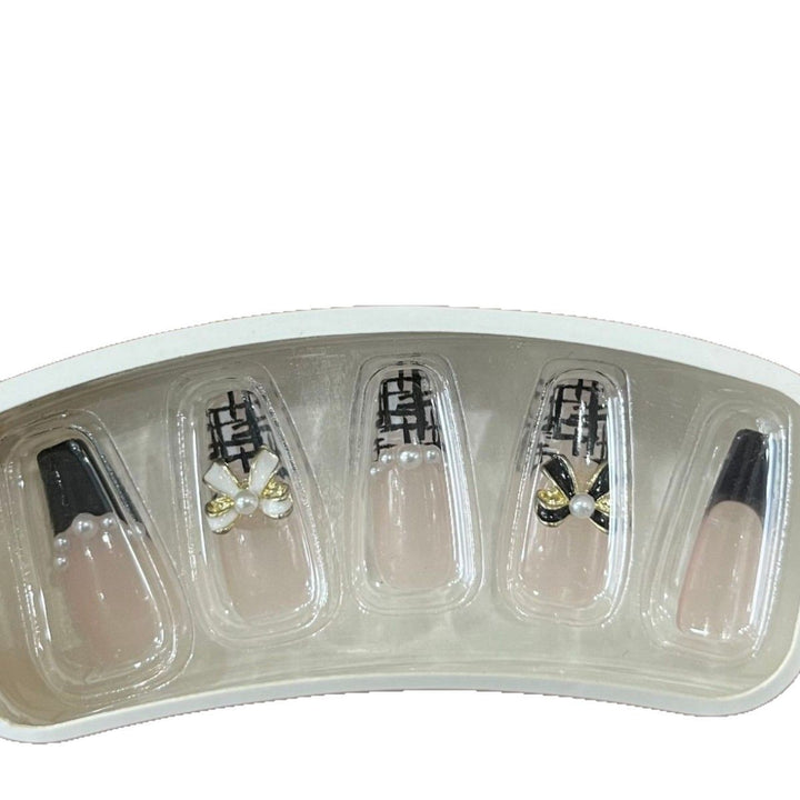 Glamouröse Nageldesigns mit Perlen- und Strass-Akzenten Karnz