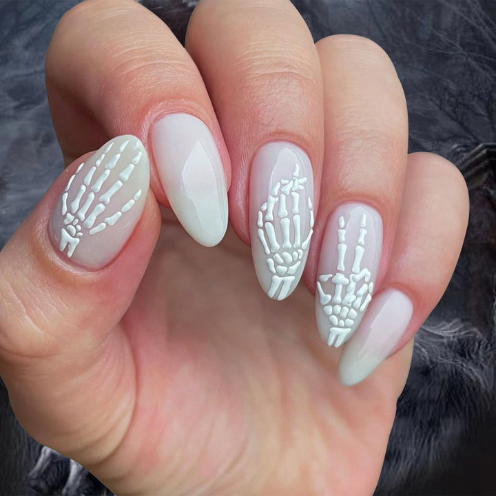 Kreative Stiletto-Nagelkunst mit blutroten Akzenten Karnz