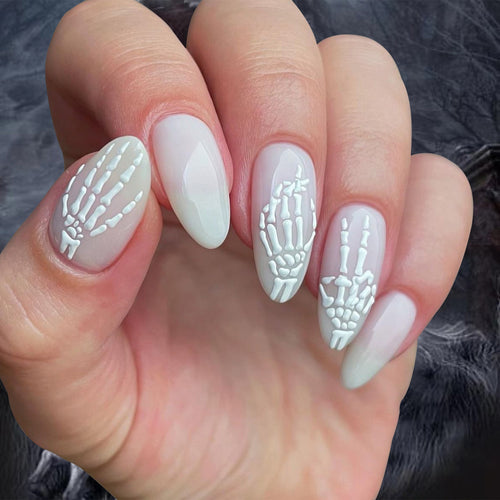 Kunstvolle Nagelkunst im Skelett-Motiv Karnz