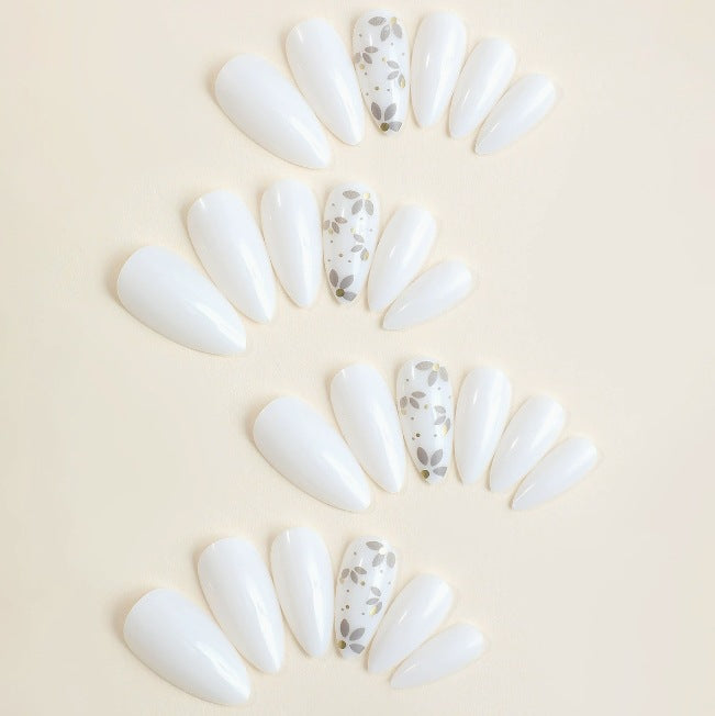 Elegante mandelförmige Nagelkunst Karnz