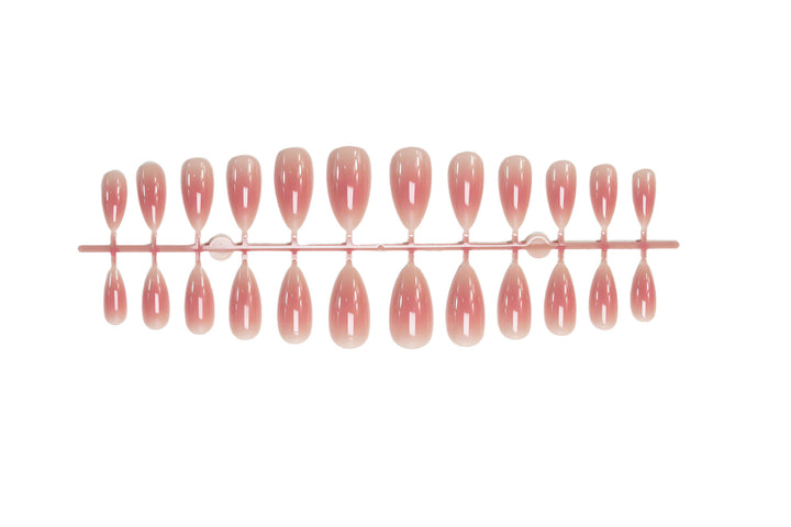 Kunstnagelset mit eleganten Nude-Ombre Effekten Karnz