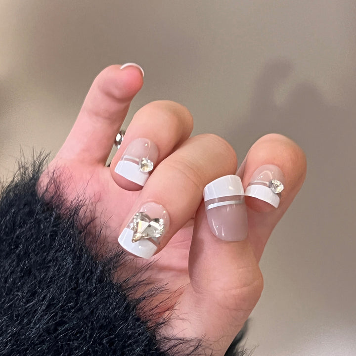 Elegante Nagelkunst mit Glitzerakzenten und Schmuckdetails Karnz
