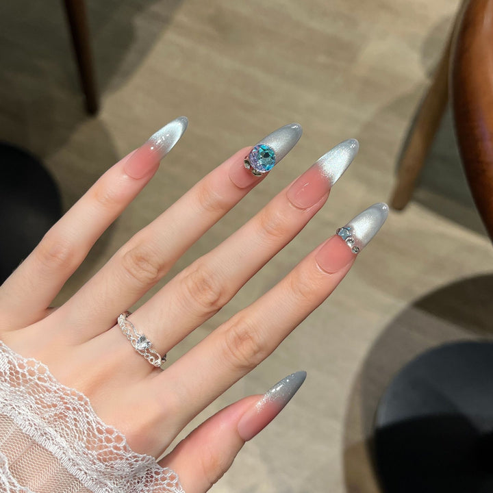 Premium Glossy Nagelverlängerungen mit Strassdetail Karnz