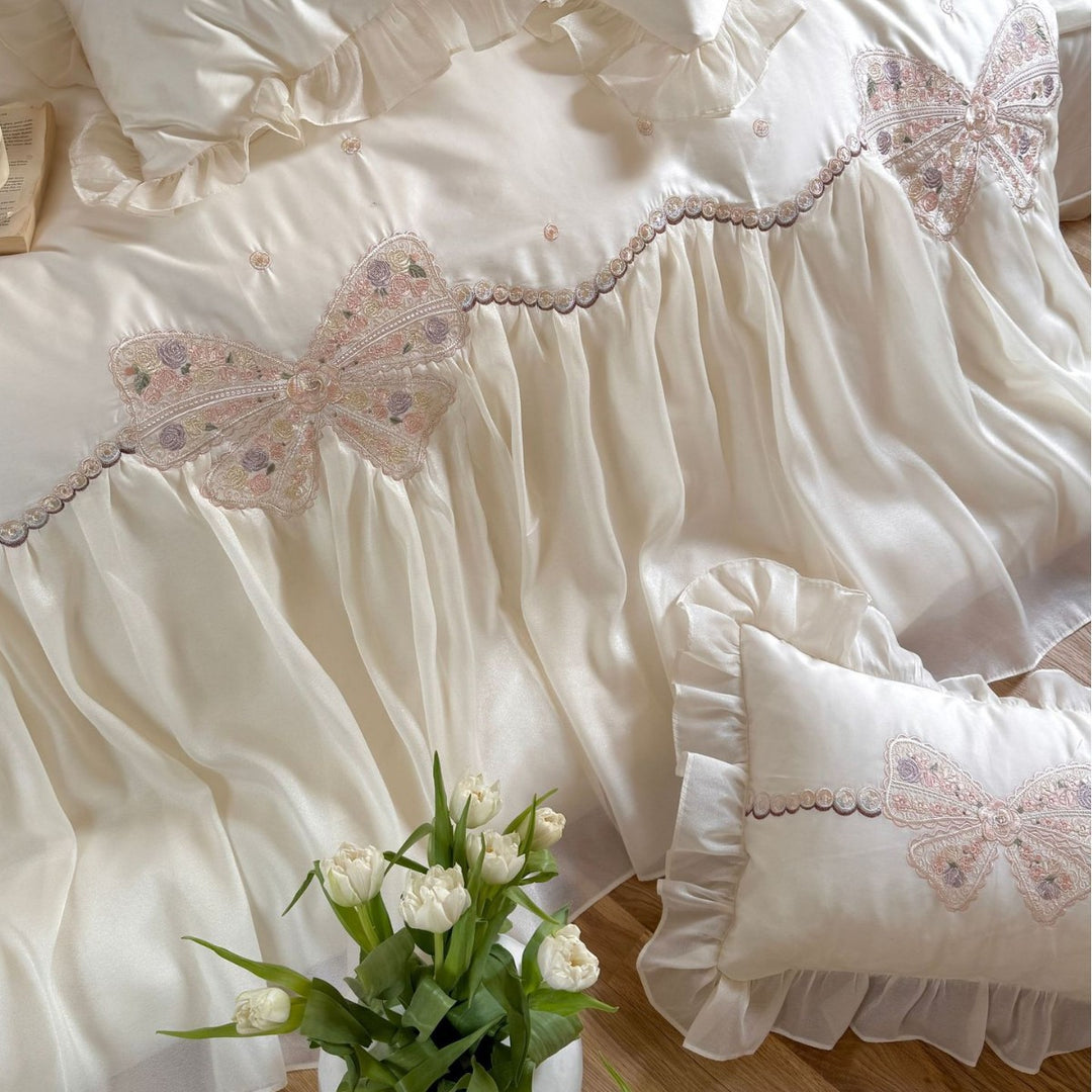Romantisches Bettwäschenset mit Chiffon‑Volant, zarter Spitzen- und Schmetterlingsstickerei