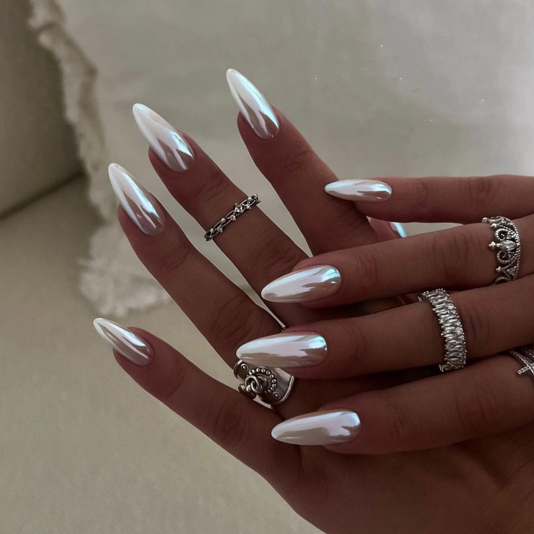 Kunstvolle Stiletto-Nägel mit Hochglanz-Effekt Karnz